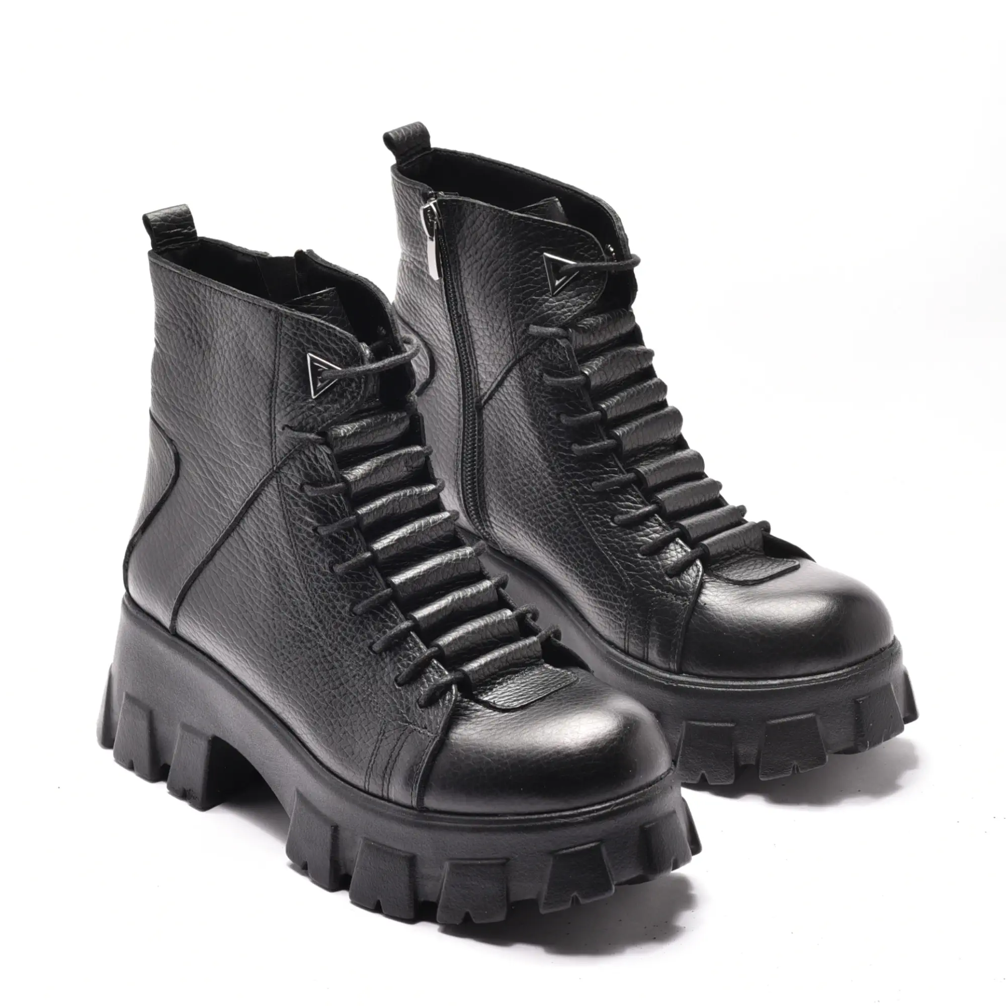 Bocanci scurti cu sireturi ascunse, talpa groasa, piele naturala neagra