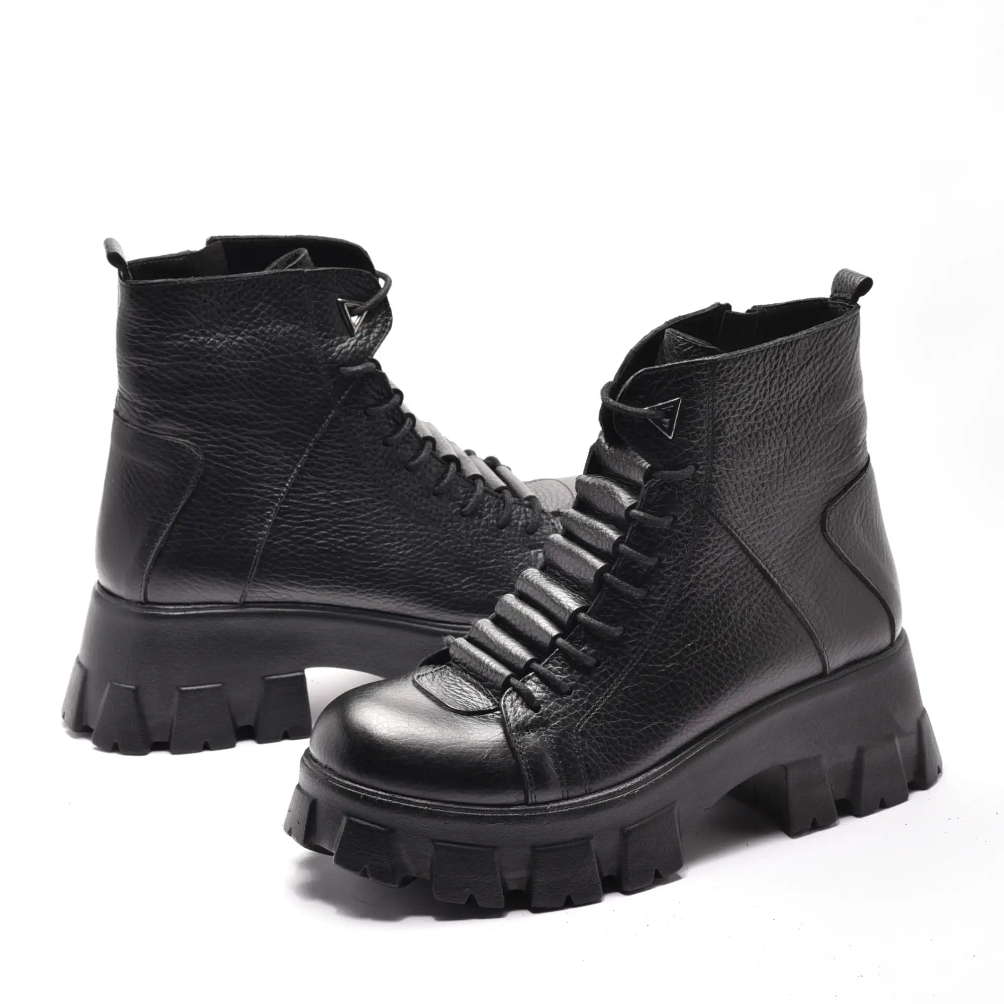 Bocanci scurti cu sireturi ascunse, talpa groasa, piele naturala neagra