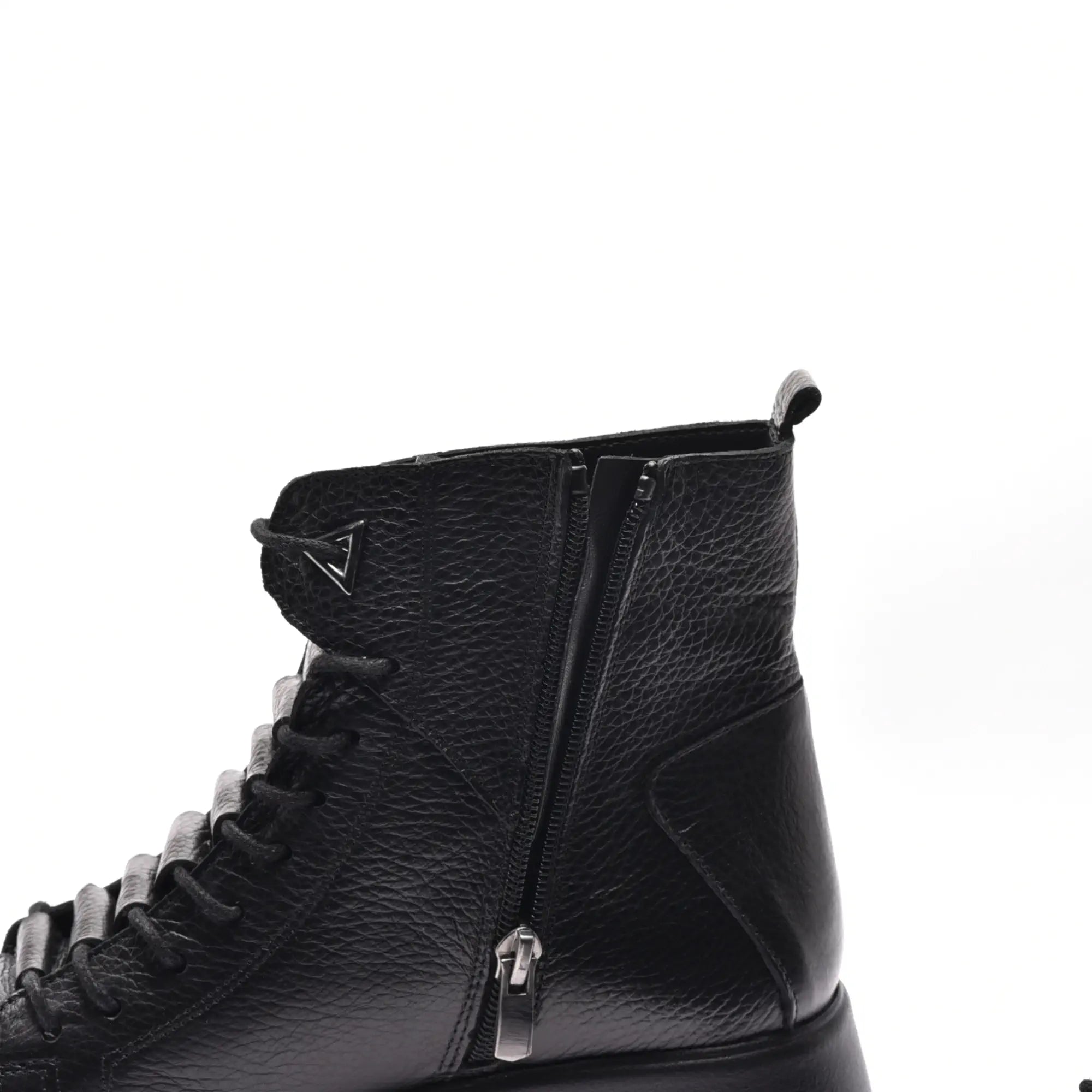 Bocanci scurti cu sireturi ascunse, talpa groasa, piele naturala neagra