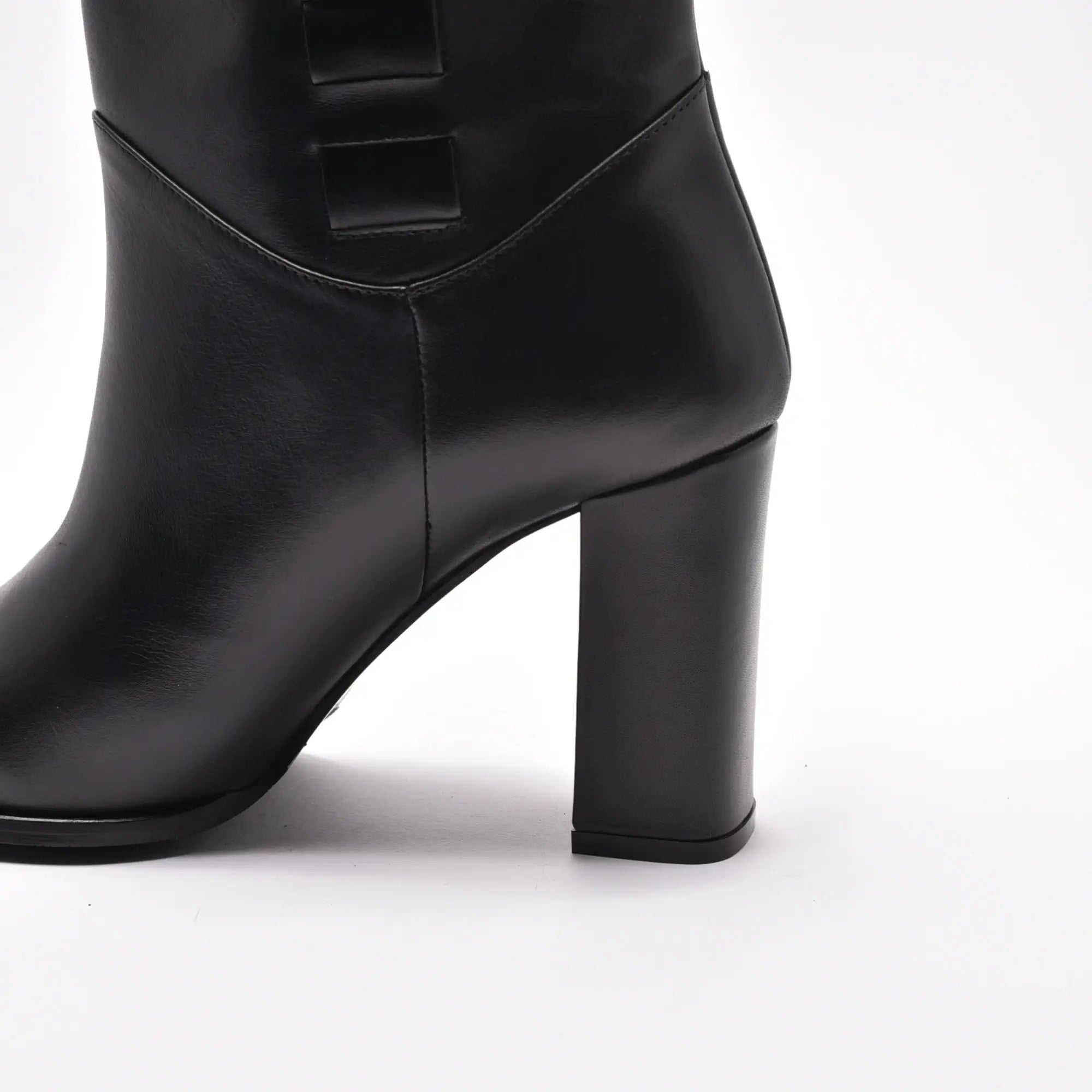 Botine dama din piele naturala neagra, varf semi ascutit, toc patrat