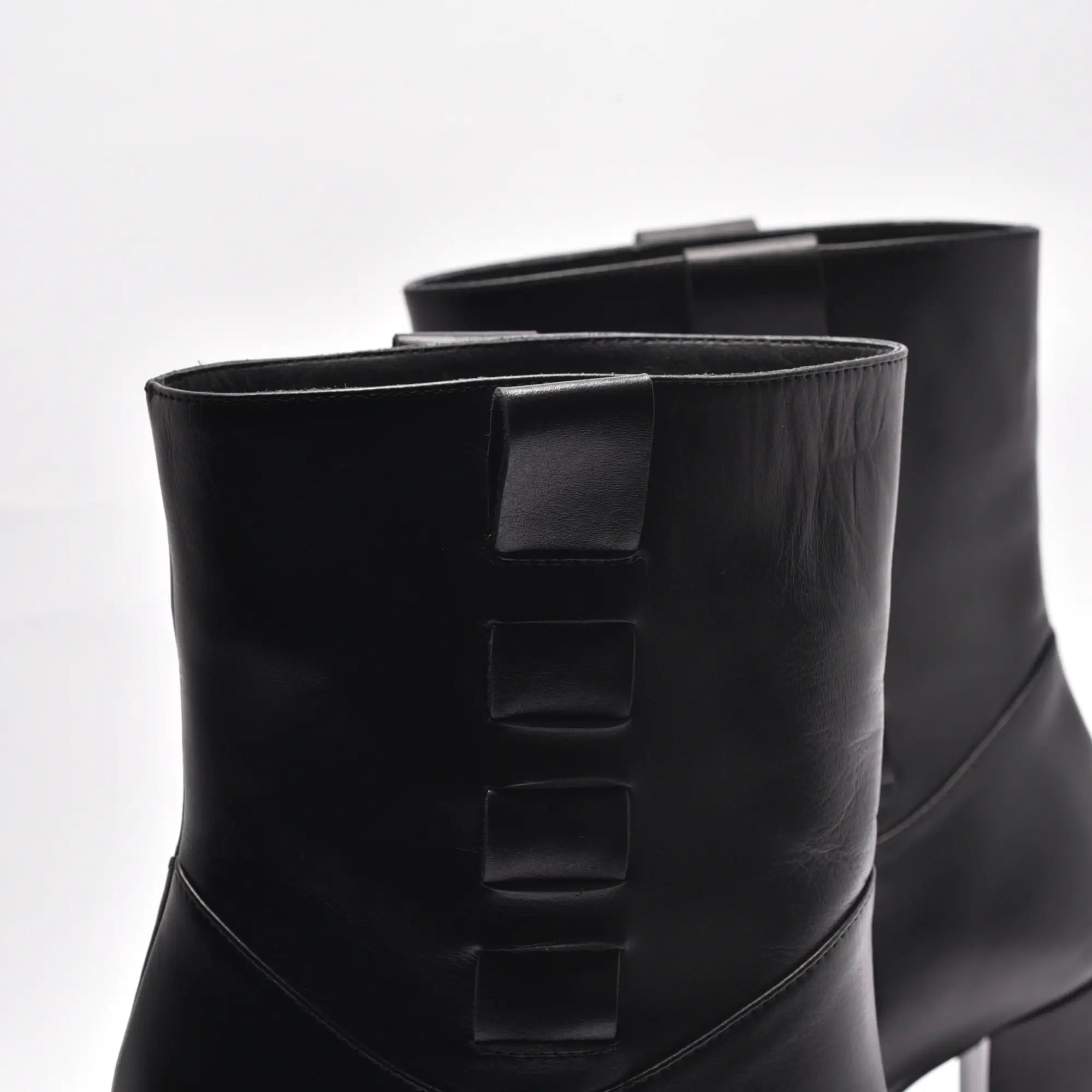 Botine dama din piele naturala neagra, varf semi ascutit, toc patrat