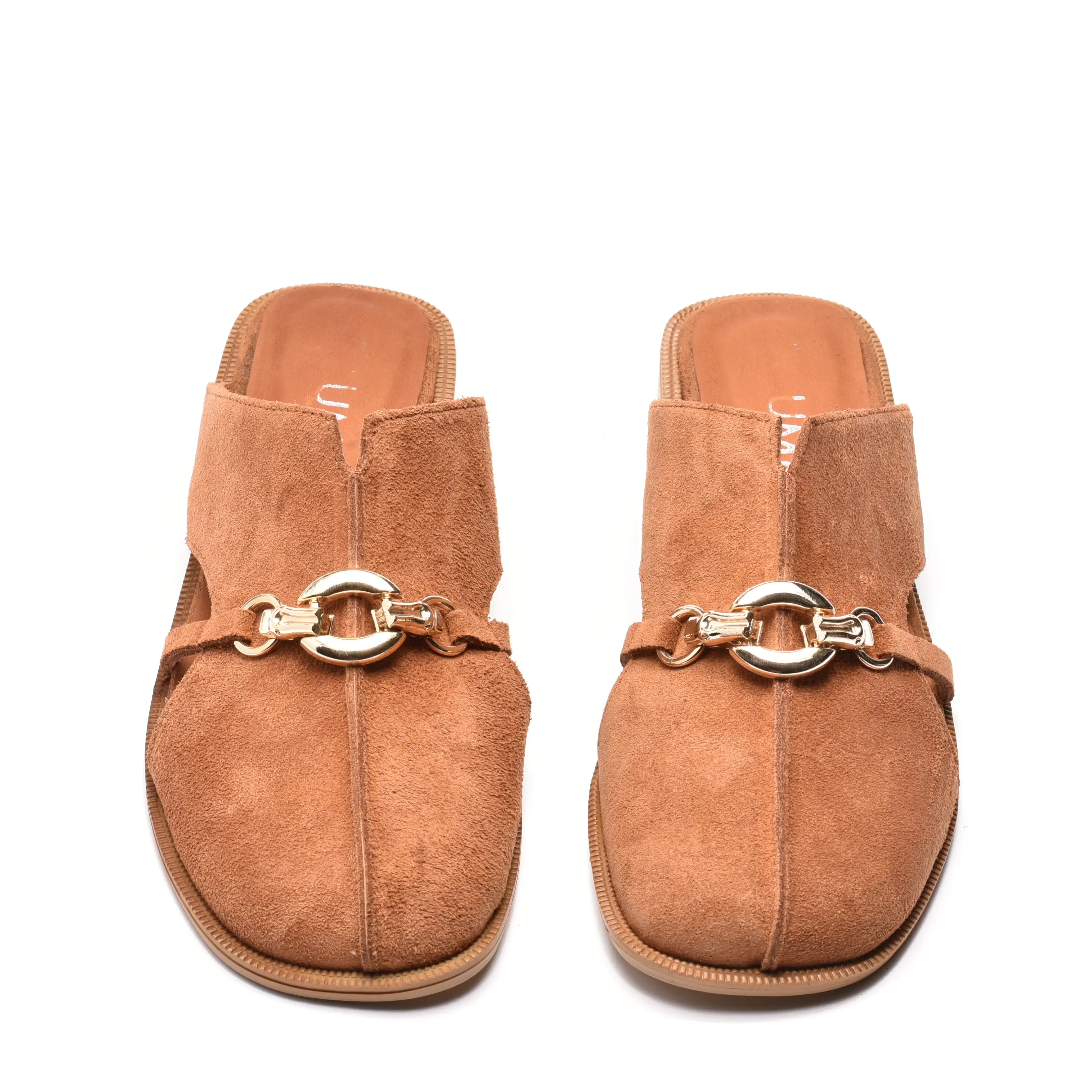 Papuci eleganti din piele intoarsa maro cu accesoriu metalic Verona