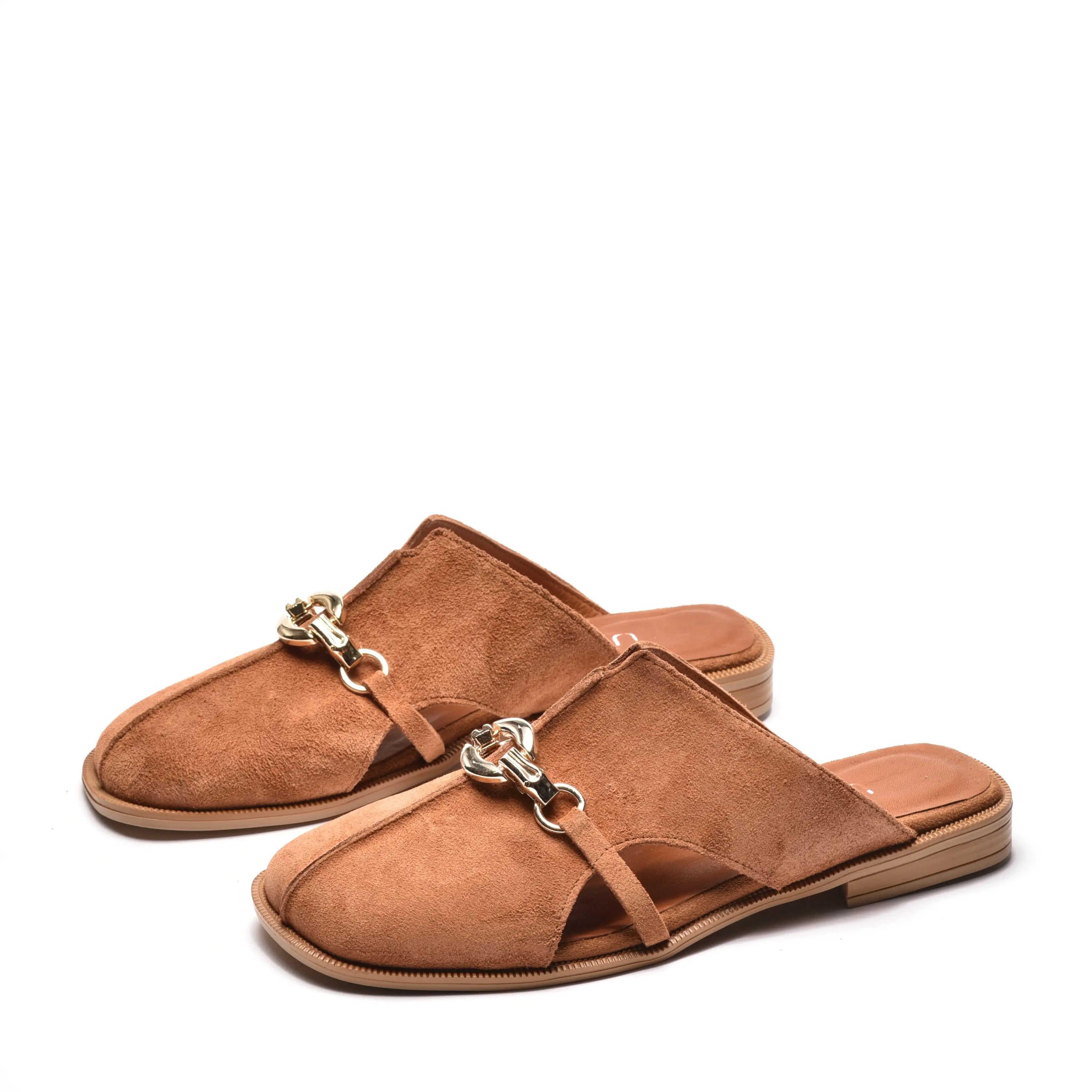Papuci eleganti din piele intoarsa maro cu accesoriu metalic Verona
