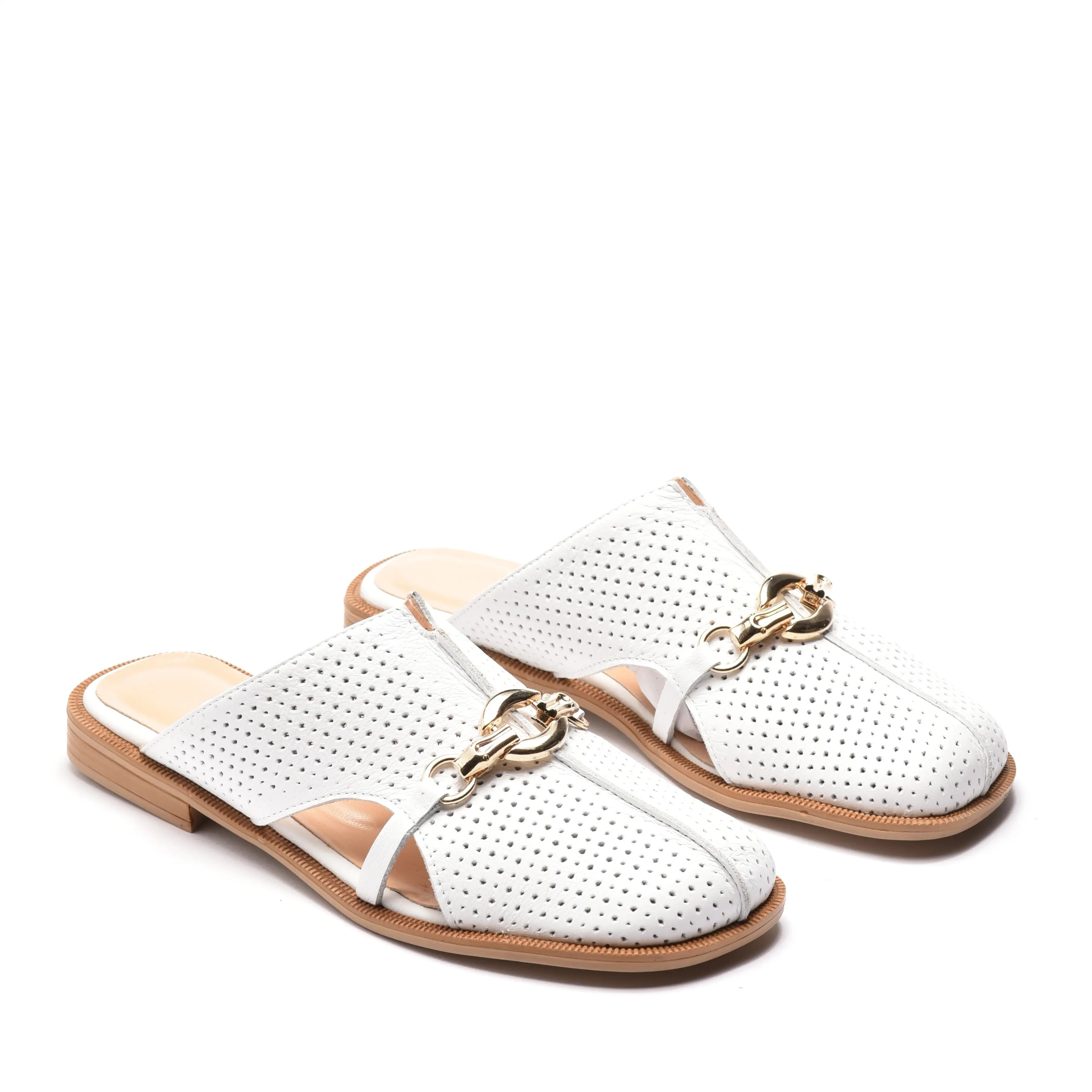 Papuci eleganti din piele naturala alba cu perforatii si accesoriu metalic Verona