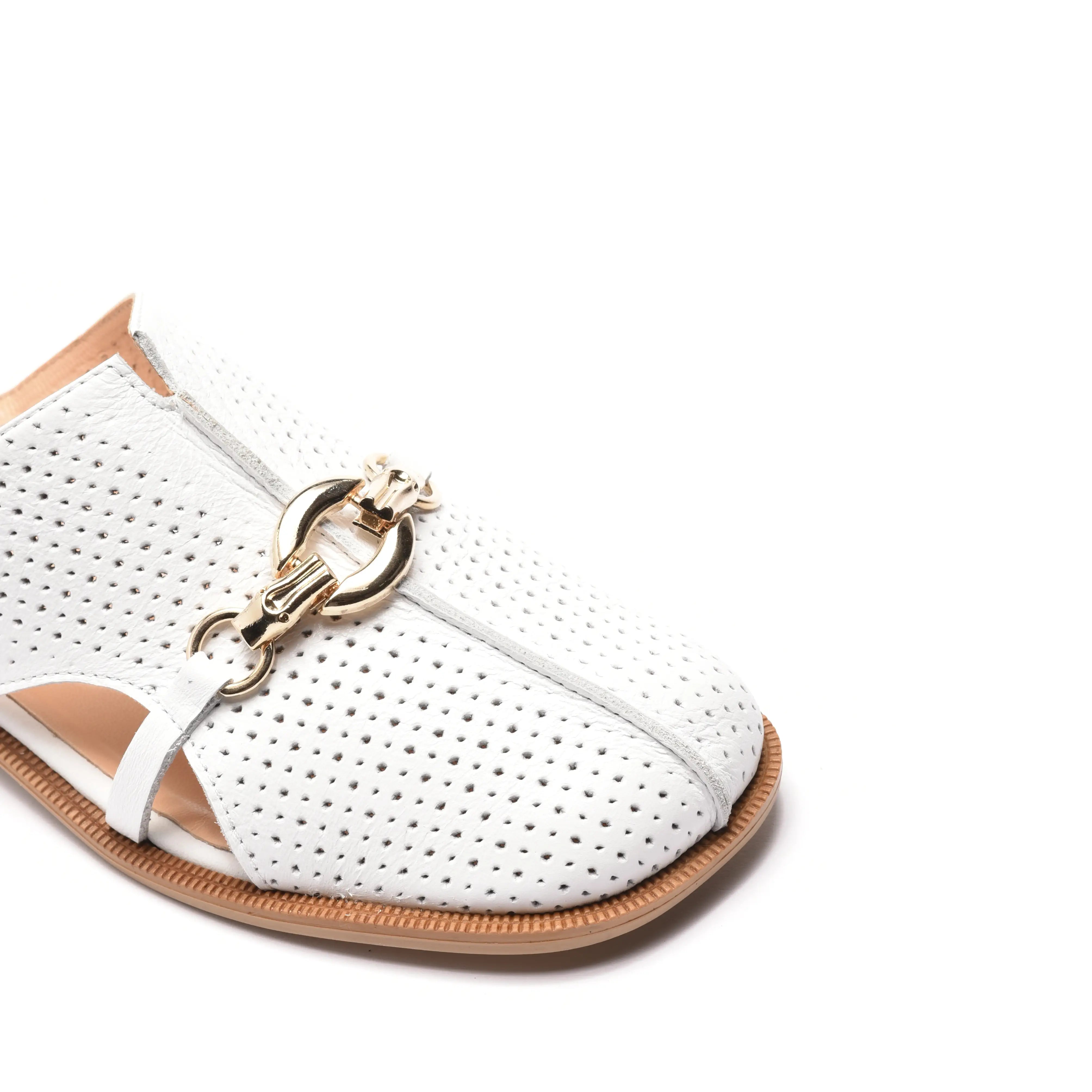 Papuci eleganti din piele naturala alba cu perforatii si accesoriu metalic Verona