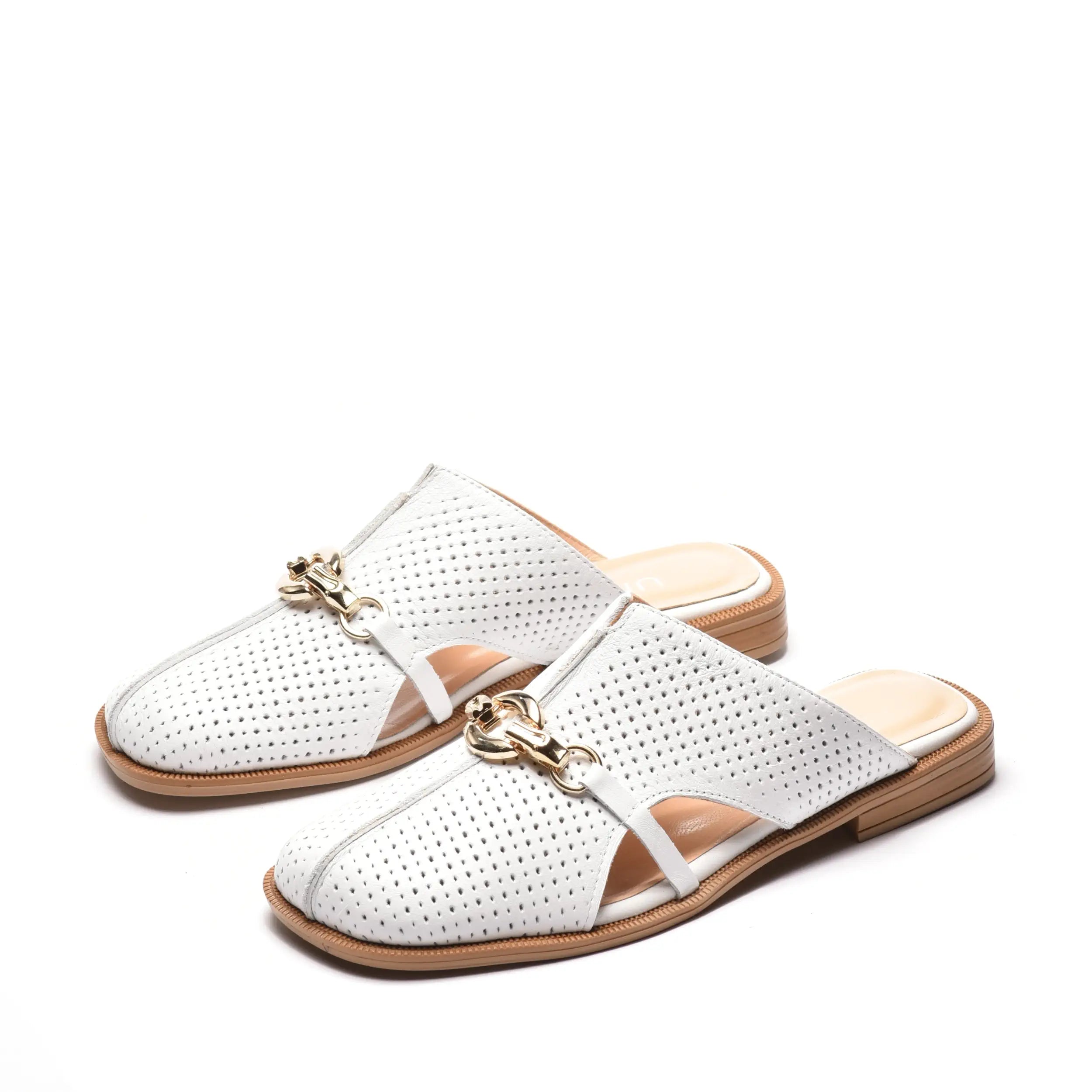 Papuci eleganti din piele naturala alba cu perforatii si accesoriu metalic Verona