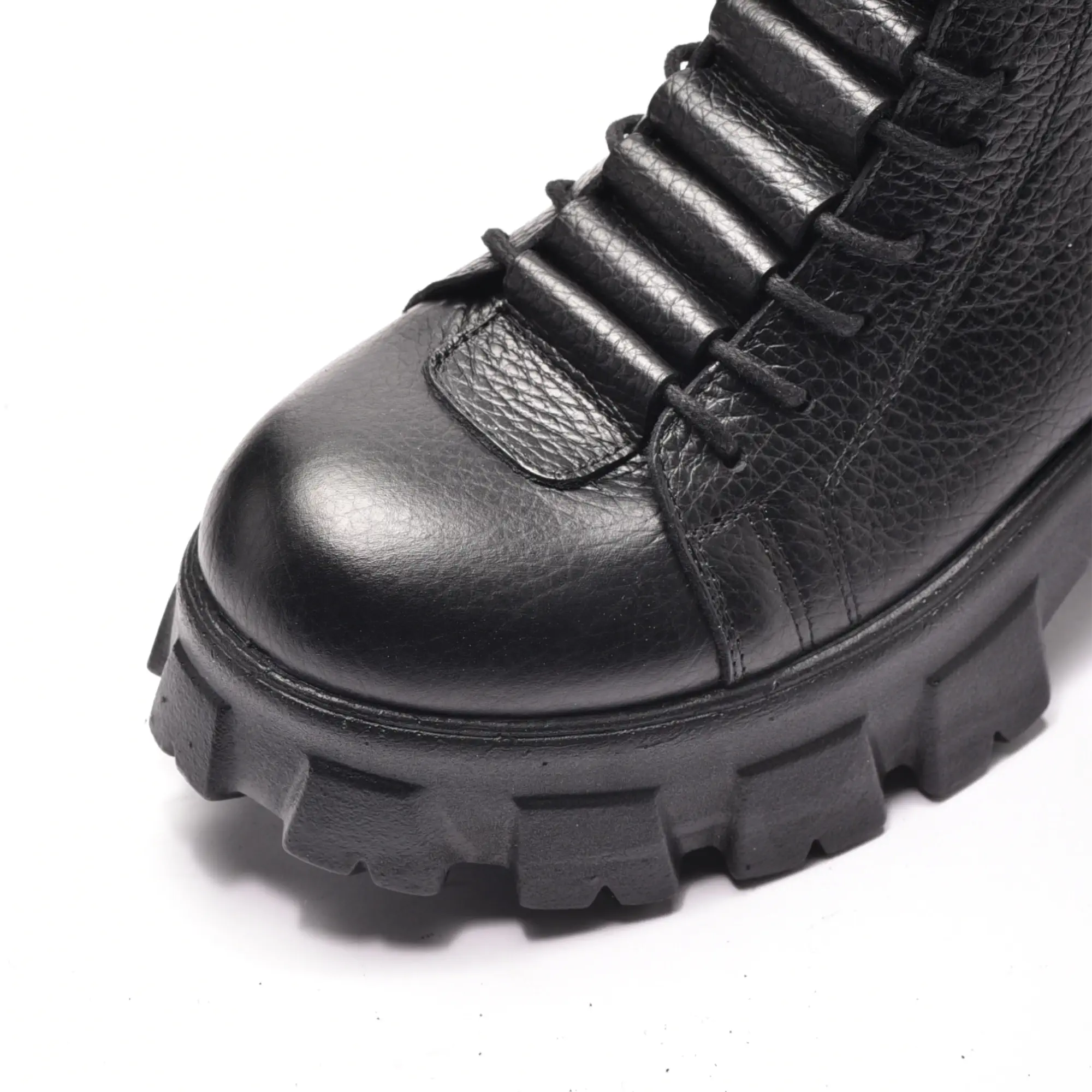 Bocanci scurti cu sireturi ascunse, talpa groasa, piele naturala neagra